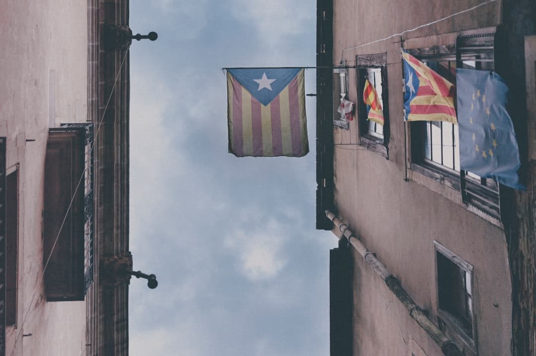How to Choose Between Male and Female Voice for Spanish E-Learning