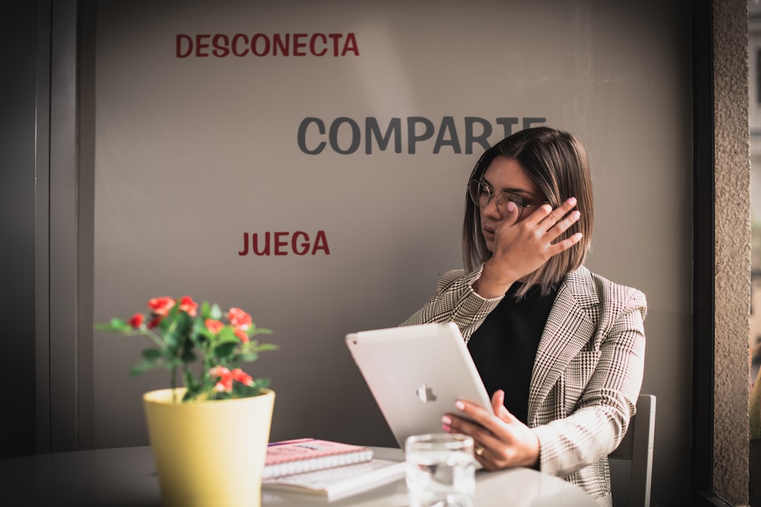 AI voice over Spanish e-learning employees not learning while watching training video