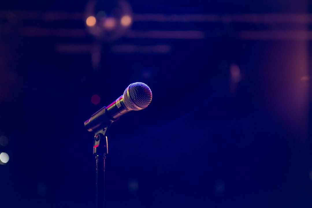 Microphone guide for Spanish voice over showing professional recording setup at various budget levels