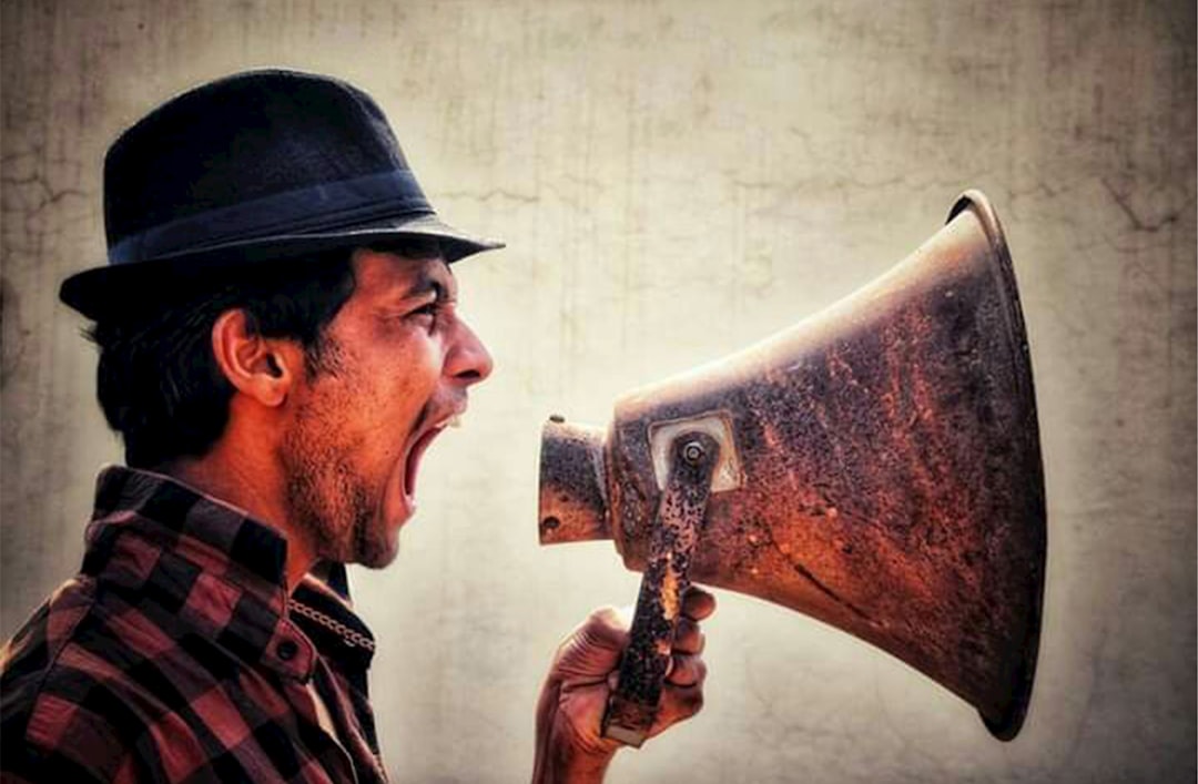 Native Spanish speaker vs heritage speaker voice over comparison for advertising